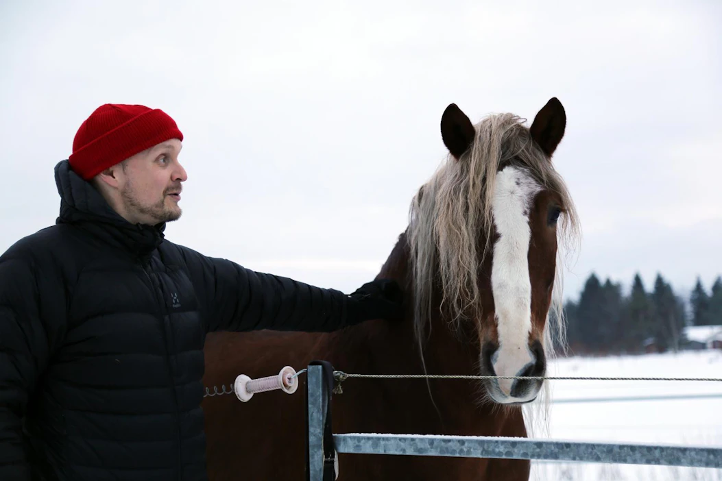 MT Hevoset tuottaja Antti Savolainen on pitkän linjan hevosharrastaja. Tällä hetkellä hän harrastaa hevosia lähinnä kimpparavureiden omistajana. Kuvan Komis-niminen suomenhevonen lainattiin kuvauksia varten kaverilta.