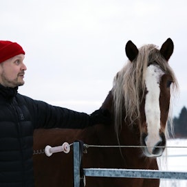 MT Hevoset tuottaja Antti Savolainen on pitkän linjan hevosharrastaja. Tällä hetkellä hän harrastaa hevosia lähinnä kimpparavureiden omistajana. Kuvan Komis-niminen suomenhevonen lainattiin kuvauksia varten kaverilta.