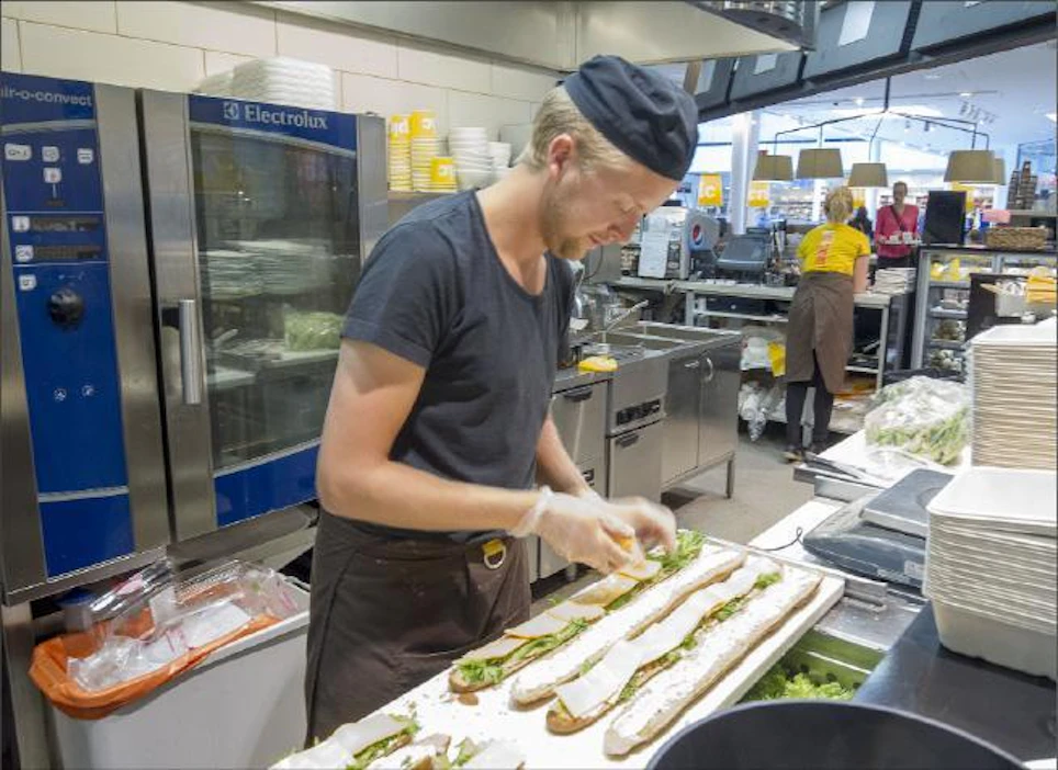 Kai Nyholm täytti maanantaina ranskasta tuotuja patonkeja Picnic-ravintolassa kauppakeskus Forumissa Helsingissä. Vihannekset ovat kesällä pääosin kotimaisia. Markku Vuorikari