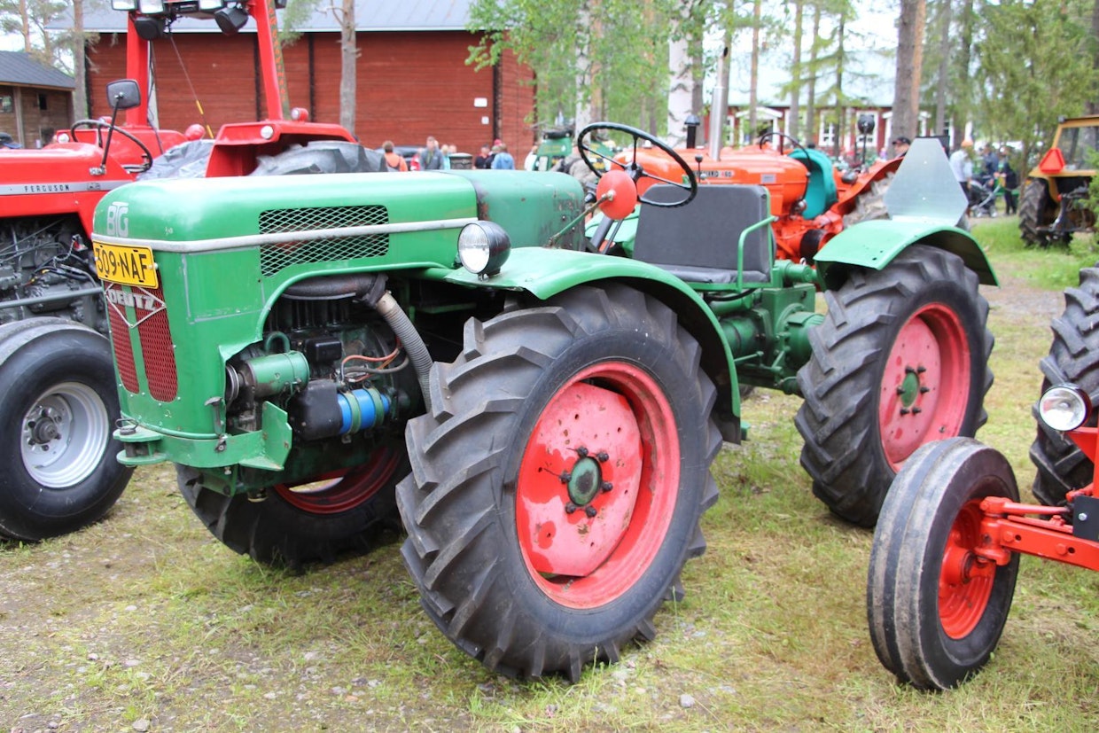 Suomen Koneliike toi 50-luvun lopulla kaiketi puolenkymmentä 4-vetoista BTG- HZ D40-maastotraktoria. Näitä 3-pyttyisellä 40 hv:n Deutz-dieselillä ja 6-nopeuksisella suunnanvaihtajavaihteistolla varustettuja koneita kokeiltiin metsätöissä hyvällä menestyksellä, mutta kiinnostus lopahti kovaan hintaan. Ominaisuuksiltaan se oli varmasti siihenastisista 4-vedoista paras. Maavaraa oli hulppeat 52 senttiä, painoa 2 200 kg ja lukot molemmilla akseleilla. (Oulainen)