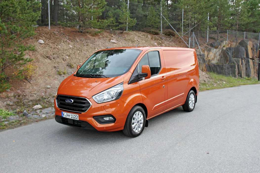 Ford on ensimmäisenä tuonut Euroopan tavara-automarkkinoille plug-in hybridin. Autoa on testattu Lontoon ruuhkaisessa liikenteessä 240 000 kilometrin verran käytännön töissä.