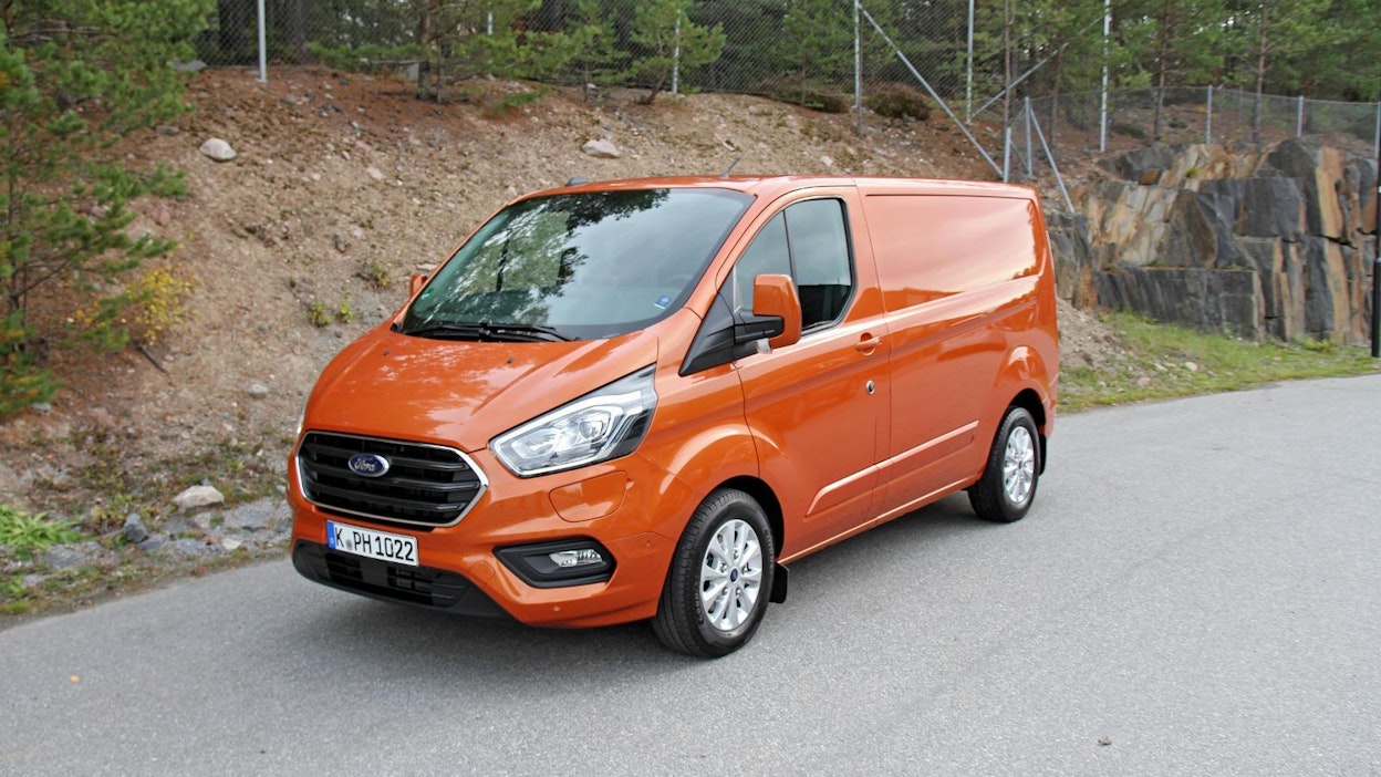 Ford on ensimmäisenä tuonut Euroopan tavara-automarkkinoille plug-in hybridin. Autoa on testattu Lontoon ruuhkaisessa liikenteessä 240 000 kilometrin verran käytännön töissä.