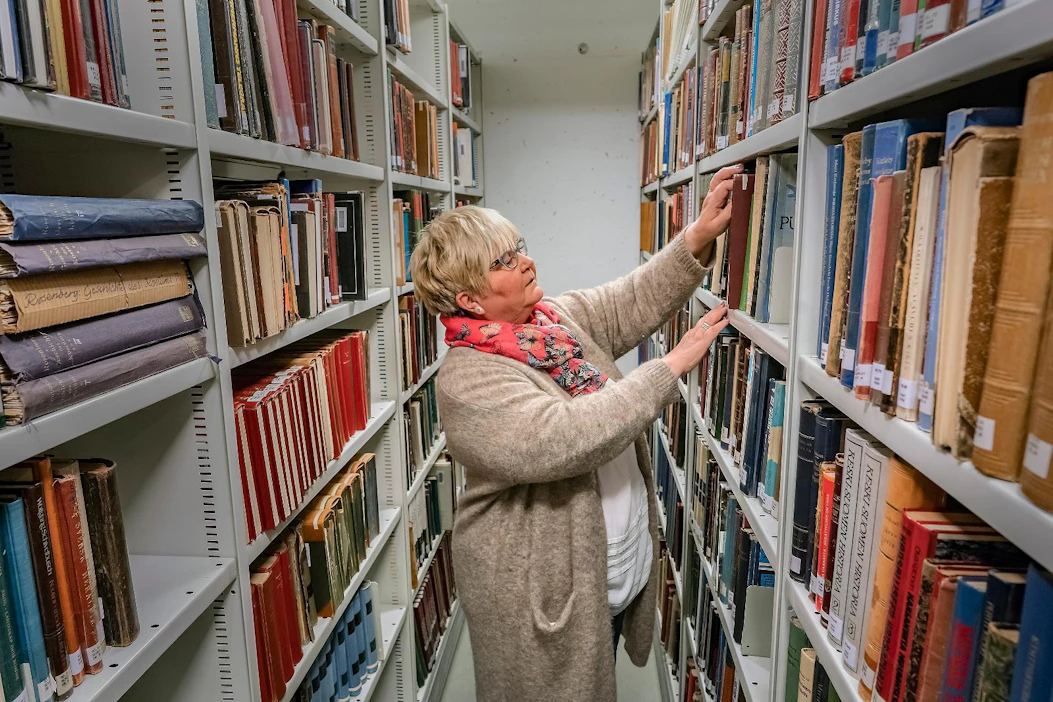 Monet lainaavat mieluusti uutuuskirjoja, mutta hankintakielto on kirjastoille mahdollisuus nostaa esille myös vanhempia teoksia. Kirjastovirkailija Virva Soikkeli tarkastelee kirjaston varaston antimia.