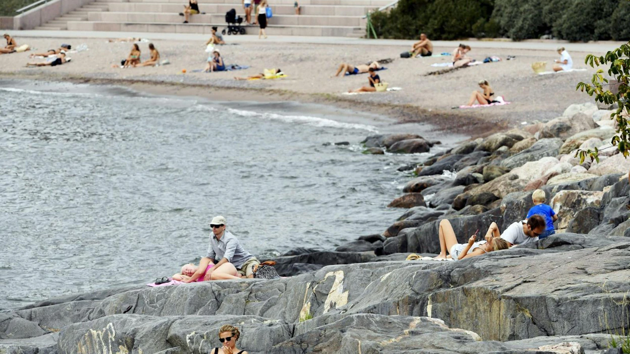 Lähellä rantoja meriveden lämpö oli torstaina esimerkiksi Suomenlinnassa liki 15 ja Kemiön saaren luona liki 16 astetta.