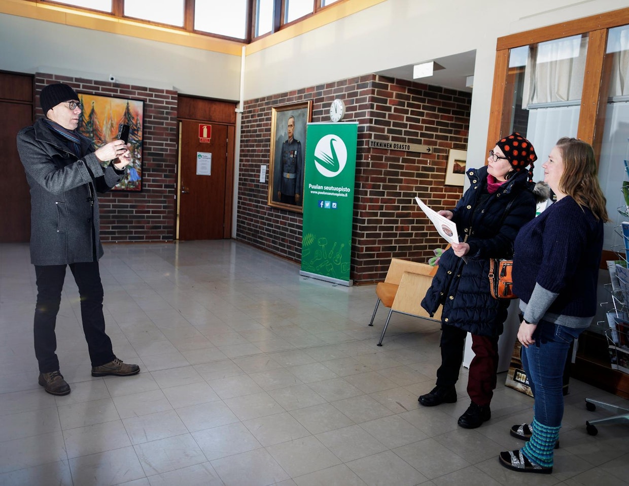 Kunnantalon ovet aukesivat pienen huhuilun jälkeen. Henkilöstöasiantuntija Liisa Alftan pääsi kuvaan.