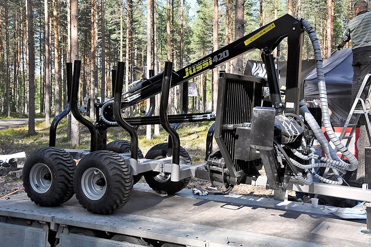 Vahva Jussi on aloittanut 3 tonnin metsävaunun tuotannon. Uutuus on tarkoitettu pieniin traktoreihin, siihen saa hydraulisen vedon kuten mönkijämalliinkin. Tarvittaessa saatavana on myös ulosottoakselikäyttöinen hydrauliikkapumppu. (SN)