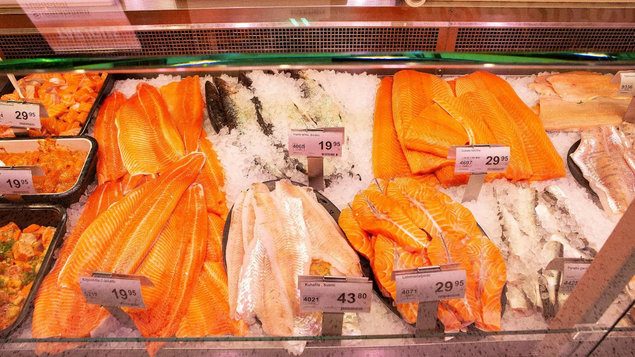 Suurin osa suomalaisten ostamasta kalasta on tuotu muualta. Ulkomaisen kalan osalta kestävästä pyynnistä kertoo MSC-sertifikaatti ja kasvatuksesta ASC-sertifikaatti.