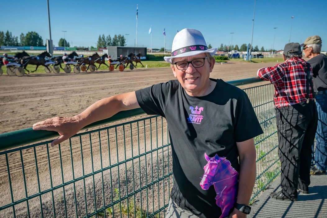 Esa Nuottivaara kertoo, että katsomotiloja rakennetaan nyt lisää niin, että turvallisuudesta voidaan huolehtia mahdollismman hyvin.