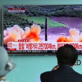 Etelä-Korean Soulissa ihmiset katselivat rautatieasemalla tv-kuvaa Pohjois-Korean ohjuslaukaisusta. LEHTIKUVA / AFP