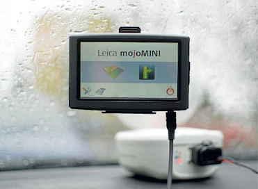 Leica mojomini on tavallisen autonavigaattorin näköinen ja kokoinen ajo-opastin. Virran kytkemisen jälkeen valitaan haluttu toimintatila, joko ajo-opastus tai navigointi.