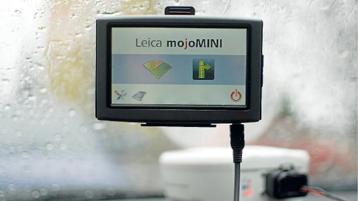 Leica mojomini on tavallisen autonavigaattorin näköinen ja kokoinen ajo-opastin. Virran kytkemisen jälkeen valitaan haluttu toimintatila, joko ajo-opastus tai navigointi.