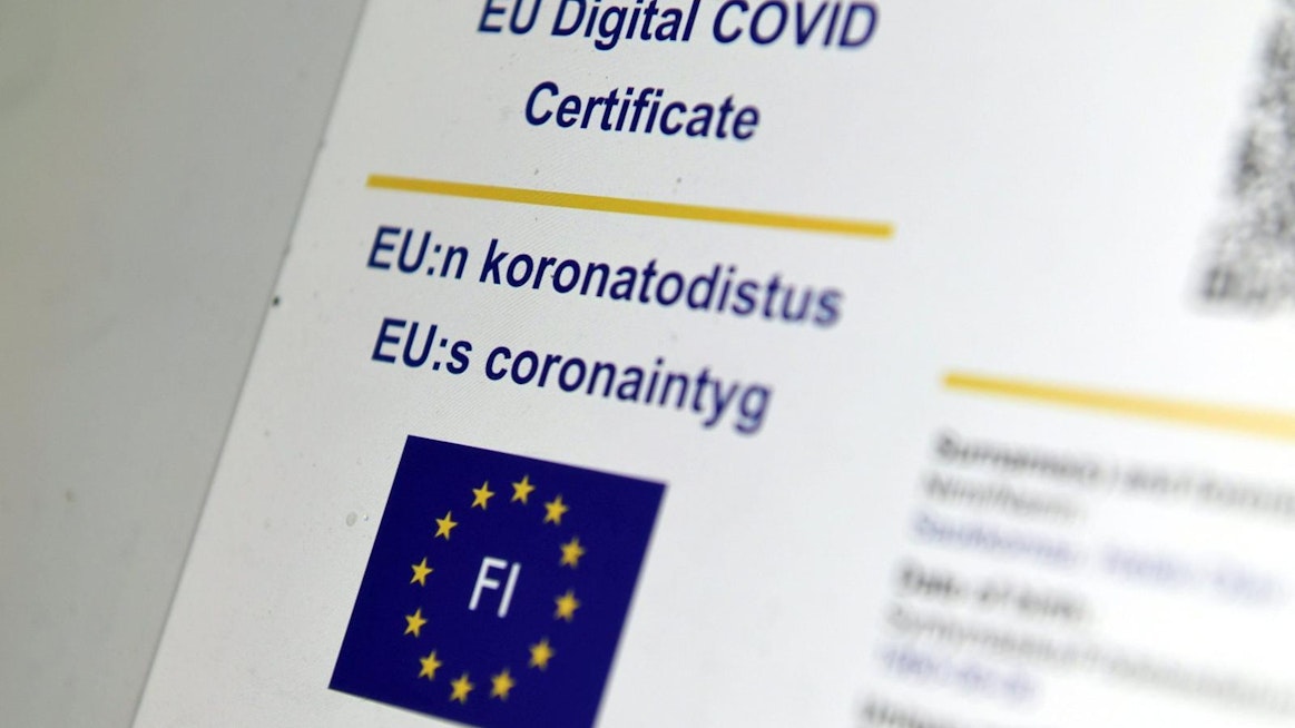 Koronapassina toimisi EU:n koronatodistus, jonka saa Omakannasta. Se on todistus joko koronarokotuksista, koronatestituloksesta tai sairastetusta koronasta. LEHTIKUVA / HEIKKI SAUKKOMAA
