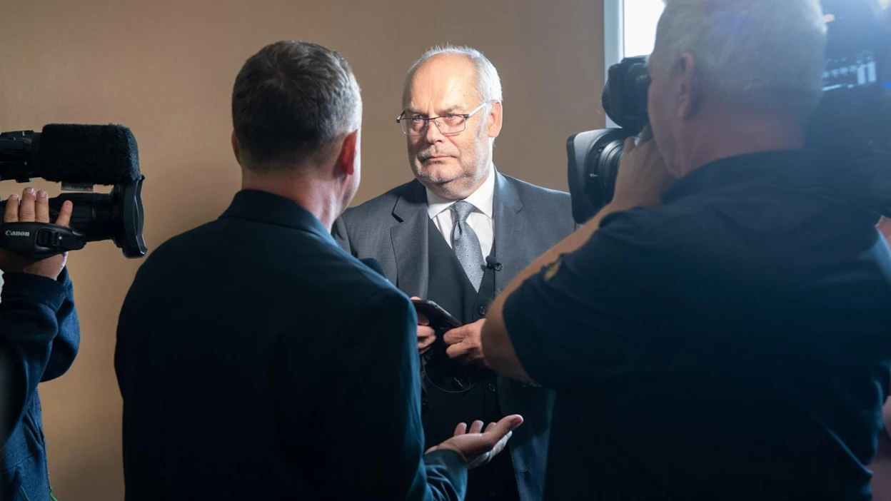 Virossa parlamentti, riigikogu, äänestää jälleen tänään maalle uutta presidenttiä. Kuvassa keskellä ainoa ehdokas Alar Karis.