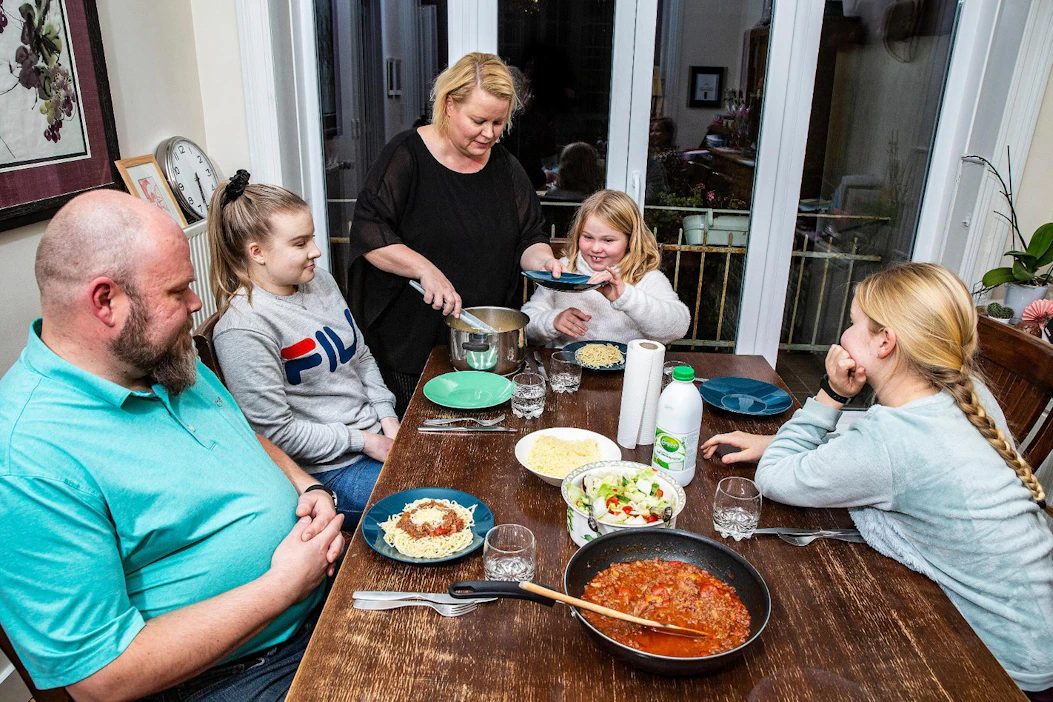 Isä Matti Syyrakki, au pair Roosa Vanhatalo, äiti Hanna Leiponen-Syyrakki sekä Mandi ja Miina Syyrakki rauhoittuvat aamuisin ja iltaisin yhteisen ruuan ääreen.