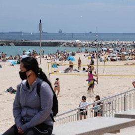 Bogatellin ranta Barcelonassa täyttyi ihmisistä sunnuntaina.