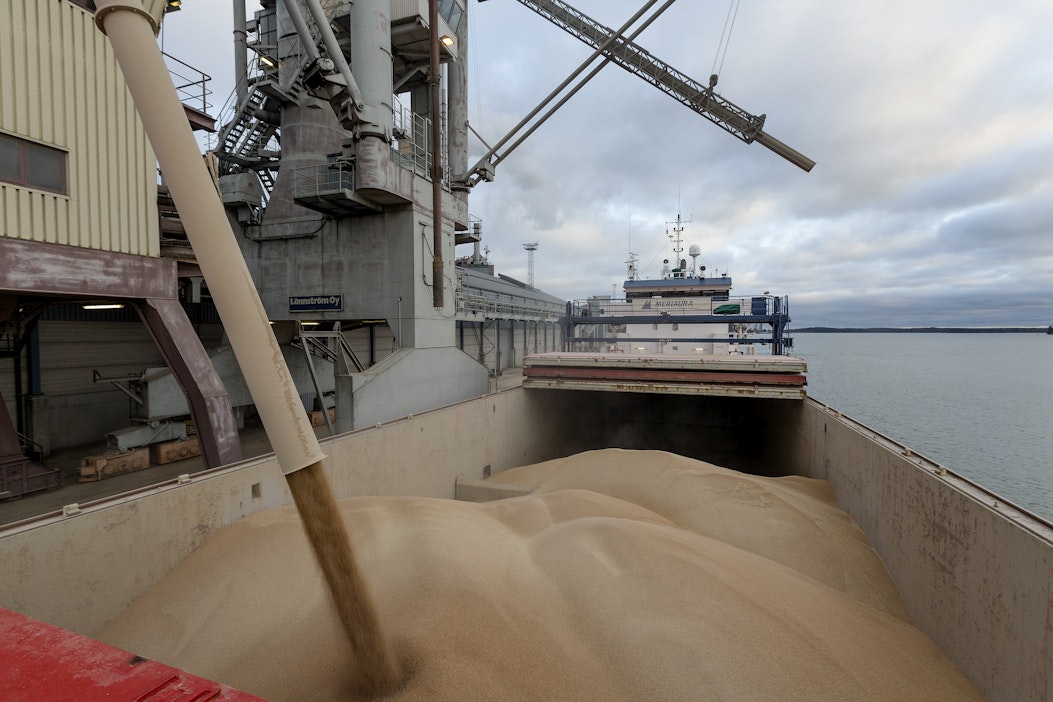 Arkistokuvassa viljalaivan lastausta Suomessa.