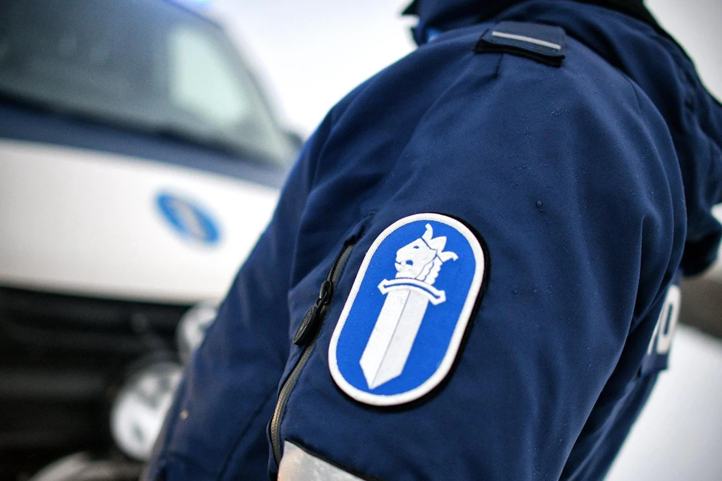 Poliisiauton vauhti ei riittänyt pakenevan auton saamiseksi kiinni, mutta toisessa suunnassa ollut partio sen sai pysäytettyä. LEHTIKUVA / AKU HÄYRYNEN
