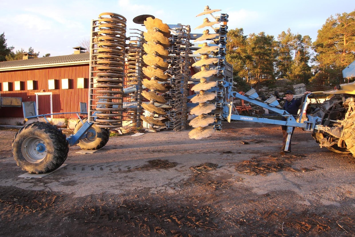 Leveä lautasmuokkain on kylvölannoittimen ohella hyvä esimerkki työkoneesta, joka saatetaan joutua painonsa puolesta varustamaan jarruin. Kuvan Lemkenin kytkentämassa on 3 265 kg. Koneen kokonaispainosta peräti 2 820 kg kuormittaa traktorin nostolaitetta. Tässä tapauksessa siis jarrutonta kuuden tonnin painoista työkonetta saa vetää traktorilla, kunhan traktorin sallittu jarruton vetomassa on vähintään 3 265 kg. Tässäkin tapauksessa tyyppikilvessä ilmoitettu kytkentämassa eli akselipaino osoittautui olevan alakanttiin. Työkoneissa varustelu vaikuttaa koneen painoon, joten varmaan tulokseen päästään usein vasta punnitsemalla työkone.