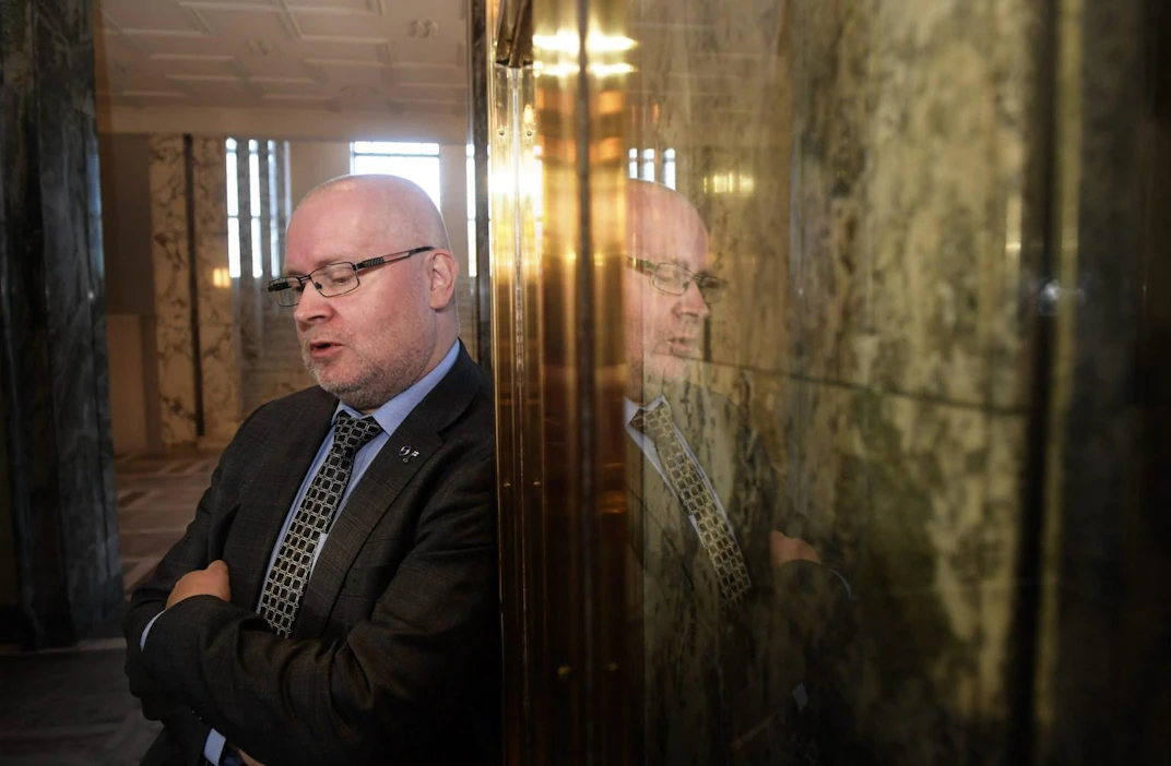 "Eräillä liitoilla ja eräillä tahoilla on tyytymättömyyttä tähän hallitukseen", ministeri Lindström sanoi eduskunnassa toimittajille.