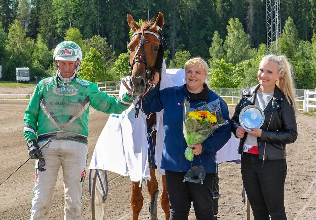 Menestys jatkuu Ruotsin puolella? Ari Moilanen, Pia Huusari ja Pinja Iltanen juhlivat tässä Orlando Pointin rinnalla Lahdessa.