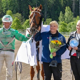 Menestys jatkuu Ruotsin puolella? Ari Moilanen, Pia Huusari ja Pinja Iltanen juhlivat tässä Orlando Pointin rinnalla Lahdessa.