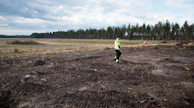 Raahelainen viljelijä Sauli Joensuu kävelee tukikelvottomalla raiviopellolla. Taustalla tukikelpoista vanhaa peltoa. Jatkossa aluetta viljellään yhtenäisenä.