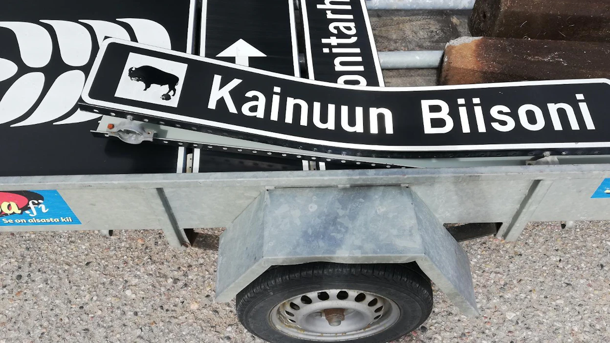 Kuvan kyltit jouduttiin poistamaan Kainuun Biisoni -tilalla, sillä ne olivat ely-keskuksen mukaan säädösten vastaisia.