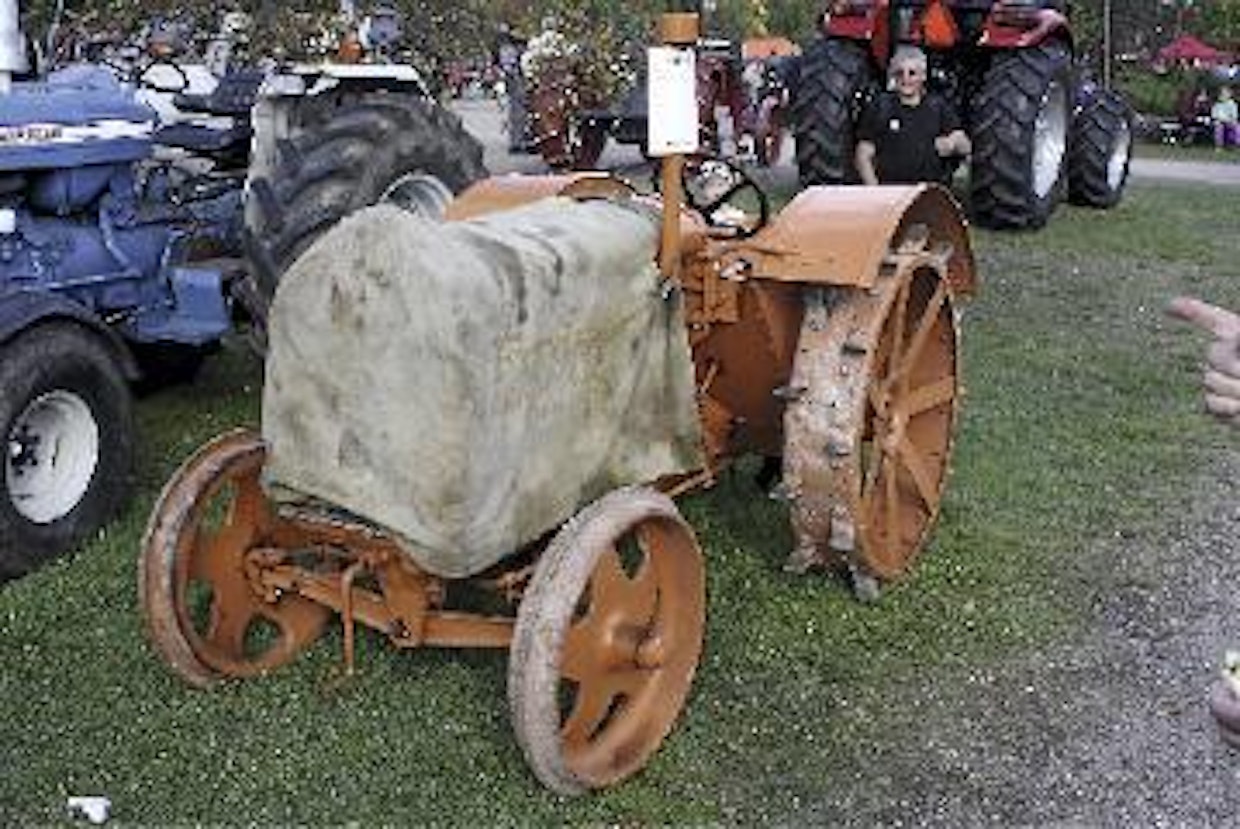 Fordson N oli 30-luvun lopulla halvin markkinoillamme ollut traktori. Piikkipyöräisenä ilman lisävarusteita se maksoi 33 000 markkaa. Hihnapyörä, voimanottoakseli, sähkövalot, rumpujarrut ja kumipyörät nostivat hintaa 18 000 markalla. Purjekankaisesta peitosta ei tarvinnut maksaa erikseen. Koneen mukana tuli myös rasvapuristin, 7 kiintoavainta, jakari ja pihdit. (Riihimäki)