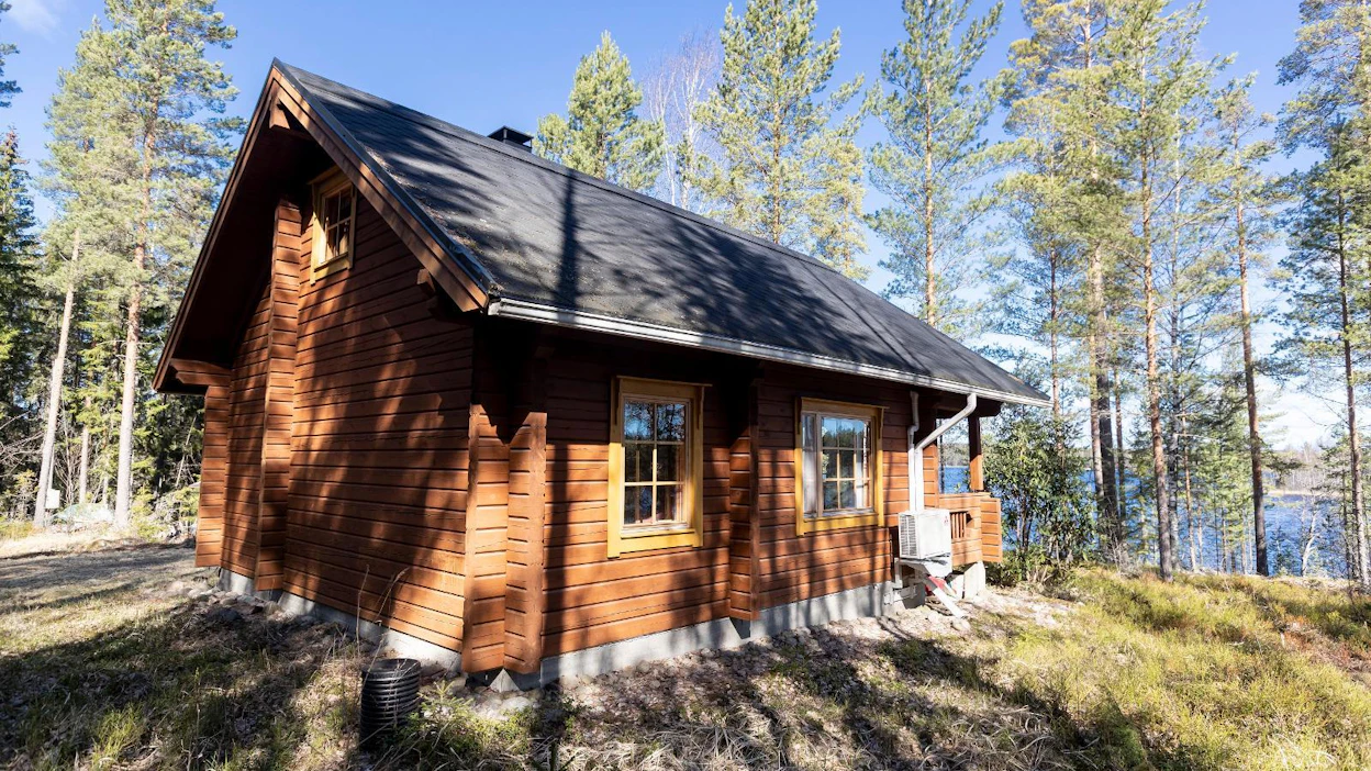 Vakuutusyhtiö antaa vinkit turvalliseen talveen. Muun muassa putket pitäisi tyhjentää ja tonttivesijohto sulkea, jos mökki on talven kylmillään.