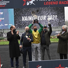 Face Time Bourbonin pääomistaja Antonio Somma, Björn Goop, Sebastien Guarató ja oikealla Ranskan ravijärjestön puheenjohtaja Jean-Pierre Barjon Ameriquen voittajakehässä 2021.