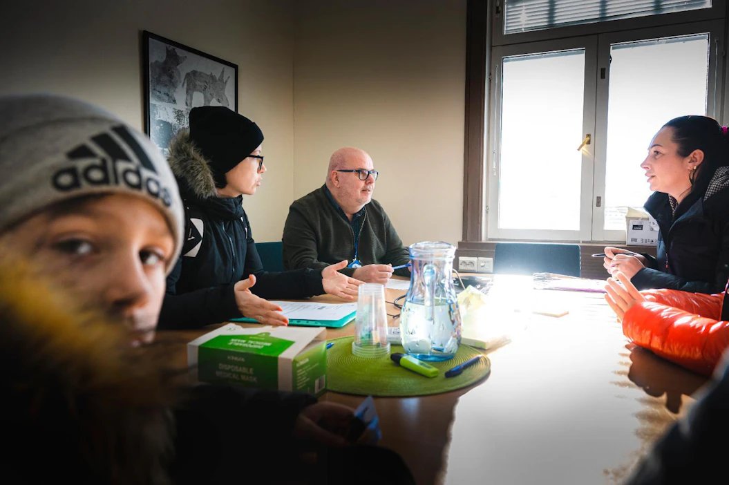 Kajaanin vastaanottokeskukseen saapui ukrainalaisia esimerkiksi Nikolajevin kaupungista. Vasemmalta Daniel, Yuliia, Kajaanin kaupungin Jukka Piirainen ja Anastasiia. Ukrainalaiset esiintyvät pelkällä etunimellään heidän yksityisyytensä suojelemiseksi.