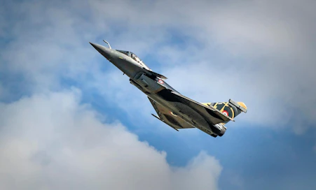 Ranskalainen Rafale lentonäytöksessä Kauhavalla syyskuun alussa.