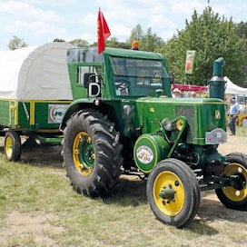 Ranskalaisten traktoriharrastajien ykkösmerkki on SFV Vierzon, jota tehtiin samannimisellä paikkakunnalla vuosina 1931–63. Kuvan 302-malli kuuluu 50-luvun tuotantoon. Sen 1-sylinterinen, 5,35-litrainen kuulapäämoottori kehittää 32 hv 800 kierroksella. Rakenne muistuttaa Lanzia, olematta kuitenkaan suora kopio.