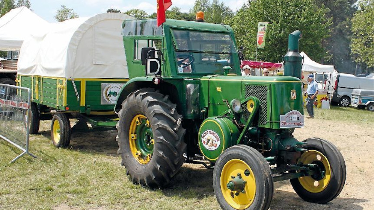 Ranskalaisten traktoriharrastajien ykkösmerkki on SFV Vierzon, jota tehtiin samannimisellä paikkakunnalla vuosina 1931–63. Kuvan 302-malli kuuluu 50-luvun tuotantoon. Sen 1-sylinterinen, 5,35-litrainen kuulapäämoottori kehittää 32 hv 800 kierroksella. Rakenne muistuttaa Lanzia, olematta kuitenkaan suora kopio.