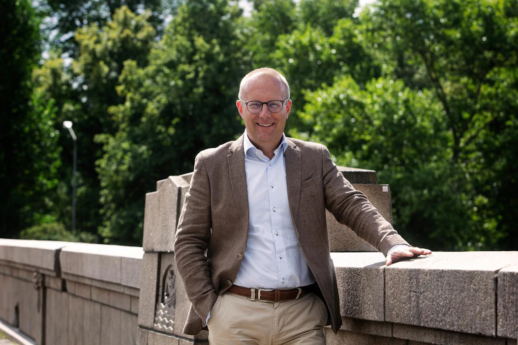 Pitkänsillan toisella puolen. "Sopimusyhteiskunta joko on tai ei ole olemassa. Sitä ei voi panna välillä kaappiin" , SAK:n puheenjohtaja Jarkko Eloranta muistuttaa EK:n suuntaan.