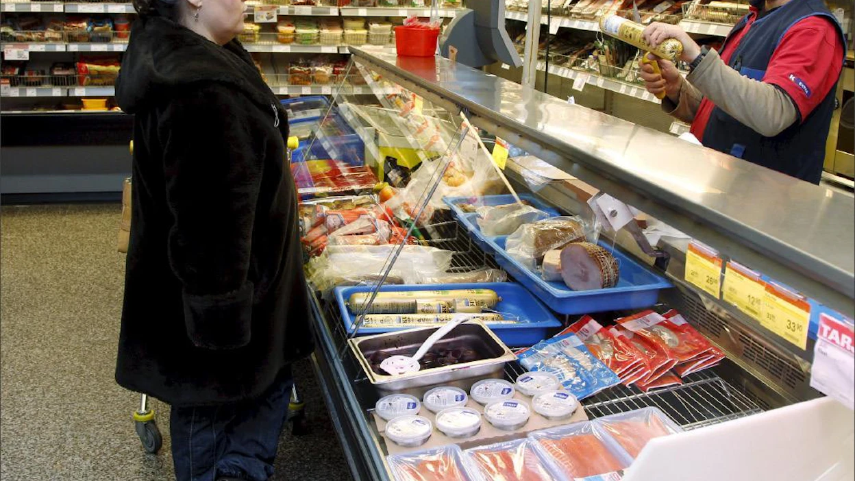 Lapinjärven kirkonkylässä on kaksi ruokakauppaa. Maria Kingiä palvelee kauppias Petri Haarala. Jaana Kankaanpää