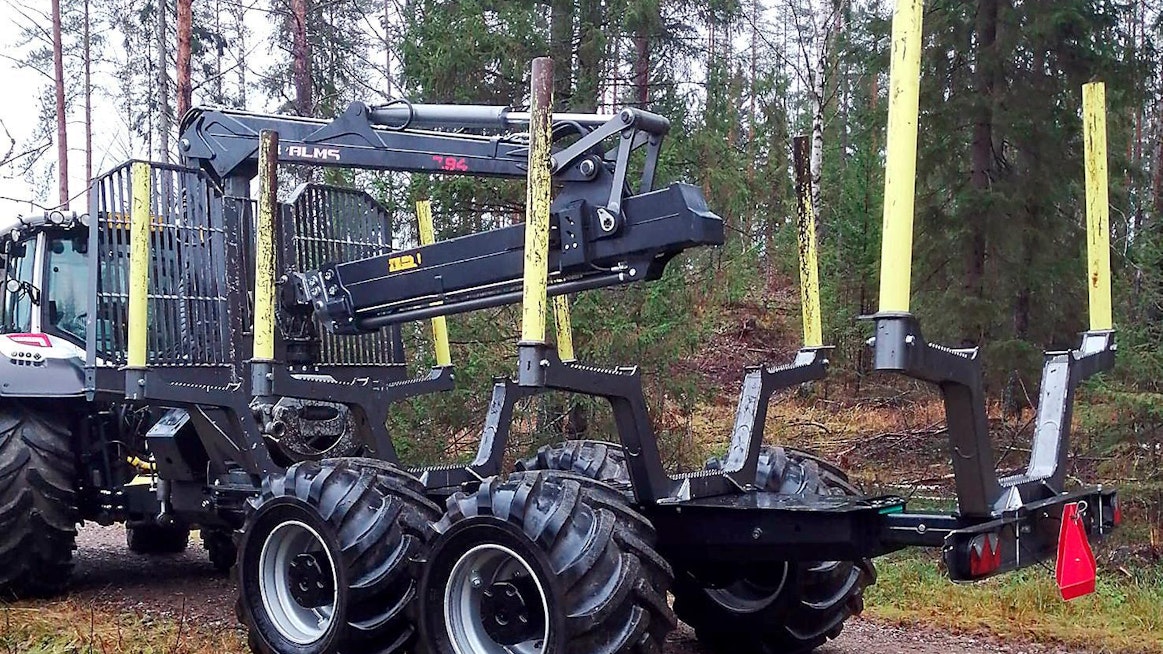 Riekkisen vaunu on muutoin ulkoisesti samannäköinen kuin hydraulisella välityksellä varustettu rinnakkaisversio, mutta sermin alapuolelta puuttuu vaunun ohjausventtilistö ja öljysäiliö. Y-aisan yhteydessä on myös sylinterit, jotka lukitsevat vaunun ja poistavat tukijalkojen tarpeen.