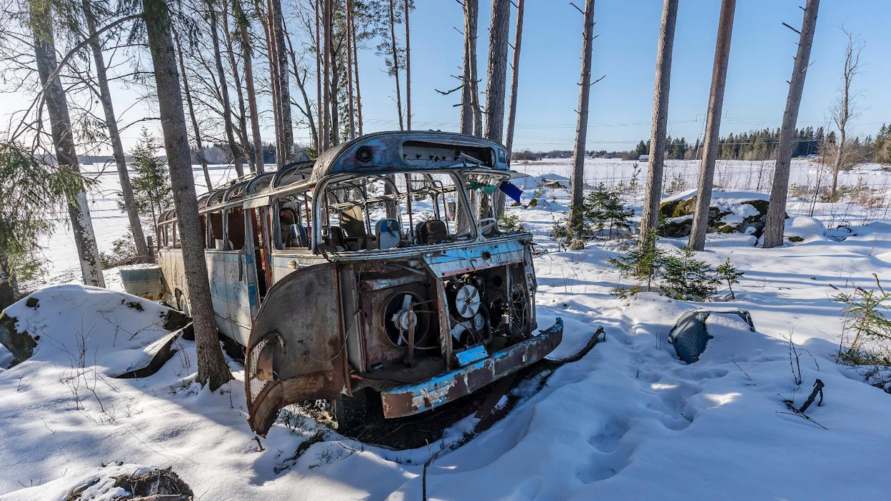 Maaseudulla löytyy yhä kierrätystä odottavia romuautoja, kuten tämä Mustasaaressa lepäämään jäänyt entinen linja-auto.