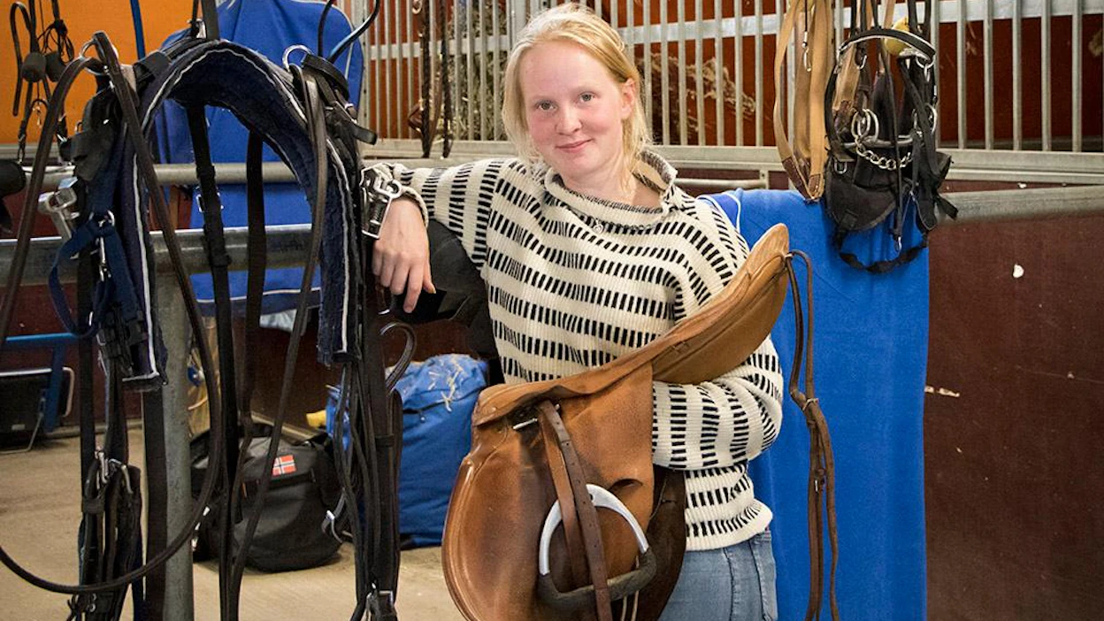Tamara Skutnabb on todellinen raviurheilun moniosaaja. Kaikki sujuu: ohjastus, raviratsastus, valmennus ja jopa luennointi.