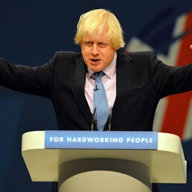 Ison-Britannian pääministeri Boris Johnson piti alueellisia liikkumis- ja koronarajoituksia tähän saakka toimivina, mutta enää ne eivät riitä.