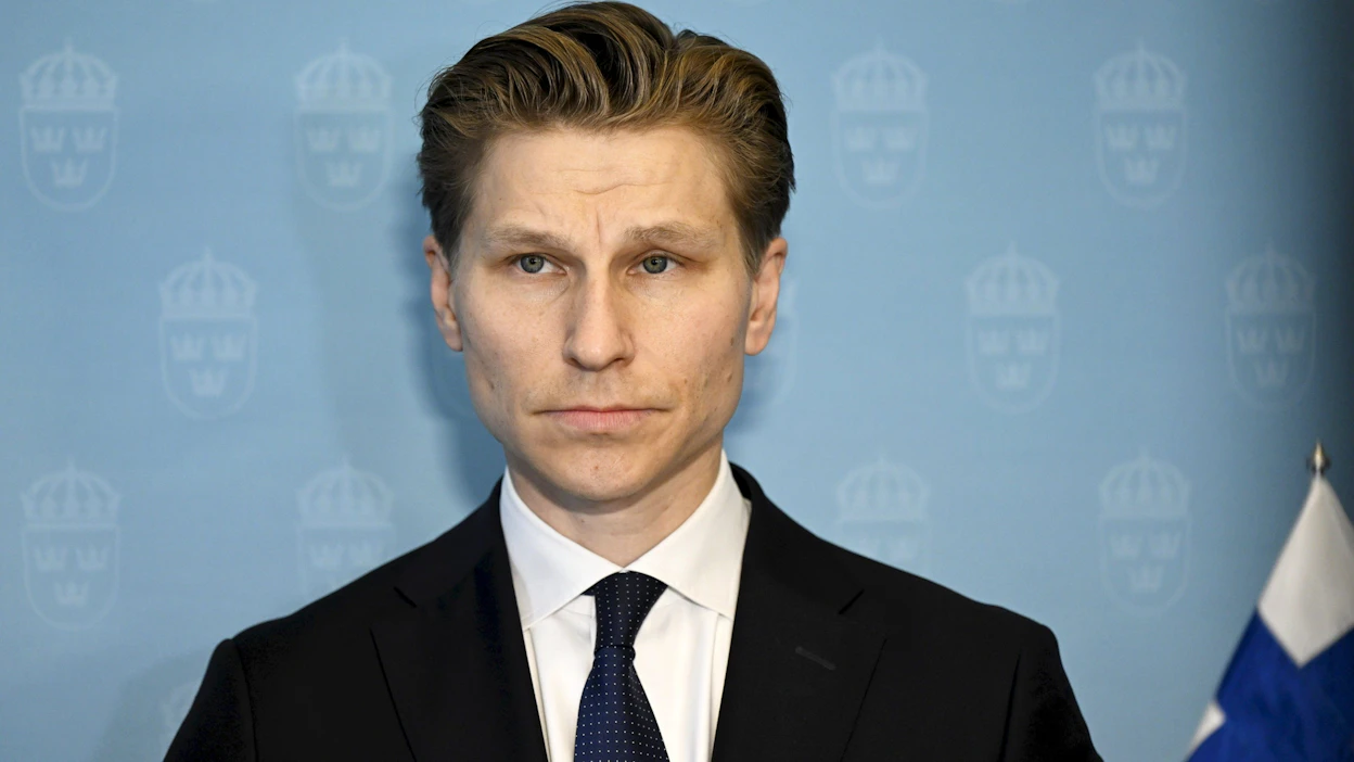 Puolustusministeri Antti Häkkäsen (kok.) mukaan jalkaväkimiinojen tarpeellisuutta Suomelle selvitetään Ukrainan sodan tuomien oppien valossa. LEHTIKUVA / EMMI KORHONEN.