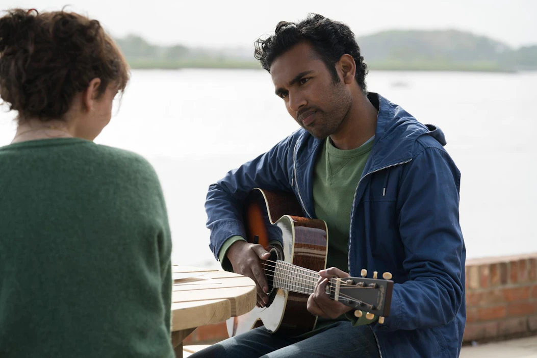 Jack Malik (Himesh Patel) päättää itse tulkita The Beatlesin rakastetut laulut ensimmäistä kertaa maailmalle.