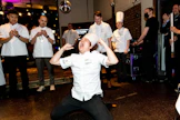 Johan Kurkela riemuitsee voitostaan keskiviikkona pidetyissä Suomen Bocuse d'Or -karsinnoissa. Kurkela lähtee Budapestiin kilpailemaan pääsystä Lyoniin seuraaviin Bocuse d'Or -kilpailuihin, jotka pidetään tammikuussa 2023.