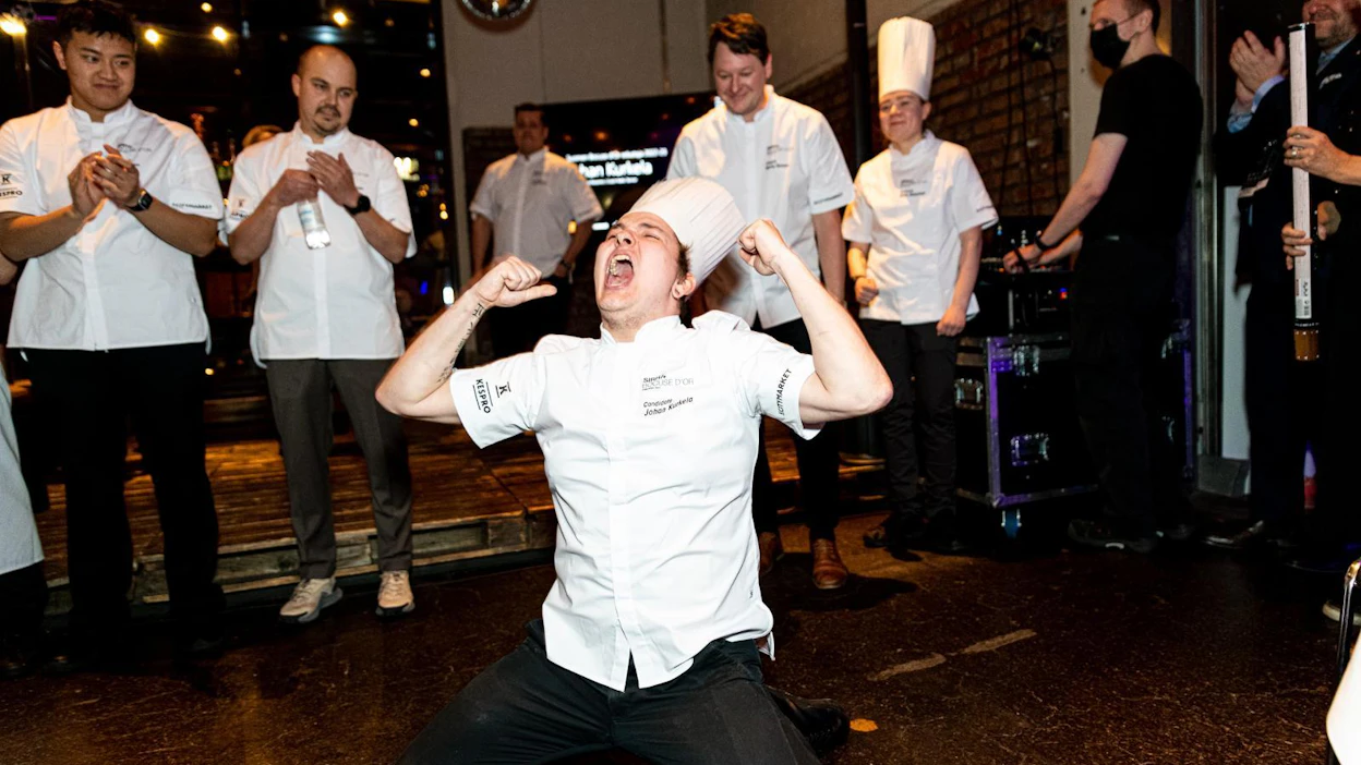 Johan Kurkela riemuitsee voitostaan keskiviikkona pidetyissä Suomen Bocuse d'Or -karsinnoissa. Kurkela lähtee Budapestiin kilpailemaan pääsystä Lyoniin seuraaviin Bocuse d'Or -kilpailuihin, jotka pidetään tammikuussa 2023.
