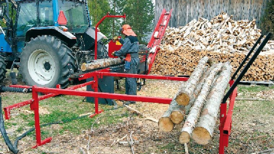Palax KS 35 on Terästakomon uusin markkinoille tullut pilkekonemalli. Puiden katkaisu tapahtuu yrityksen muista malleista poiketen ketjusahalla. Hydraulisella syöttörullalla varustettu puuteline keventää työskentelyä, yli neljä metriä pitkät puut saa menemään helposti koneen läpi.