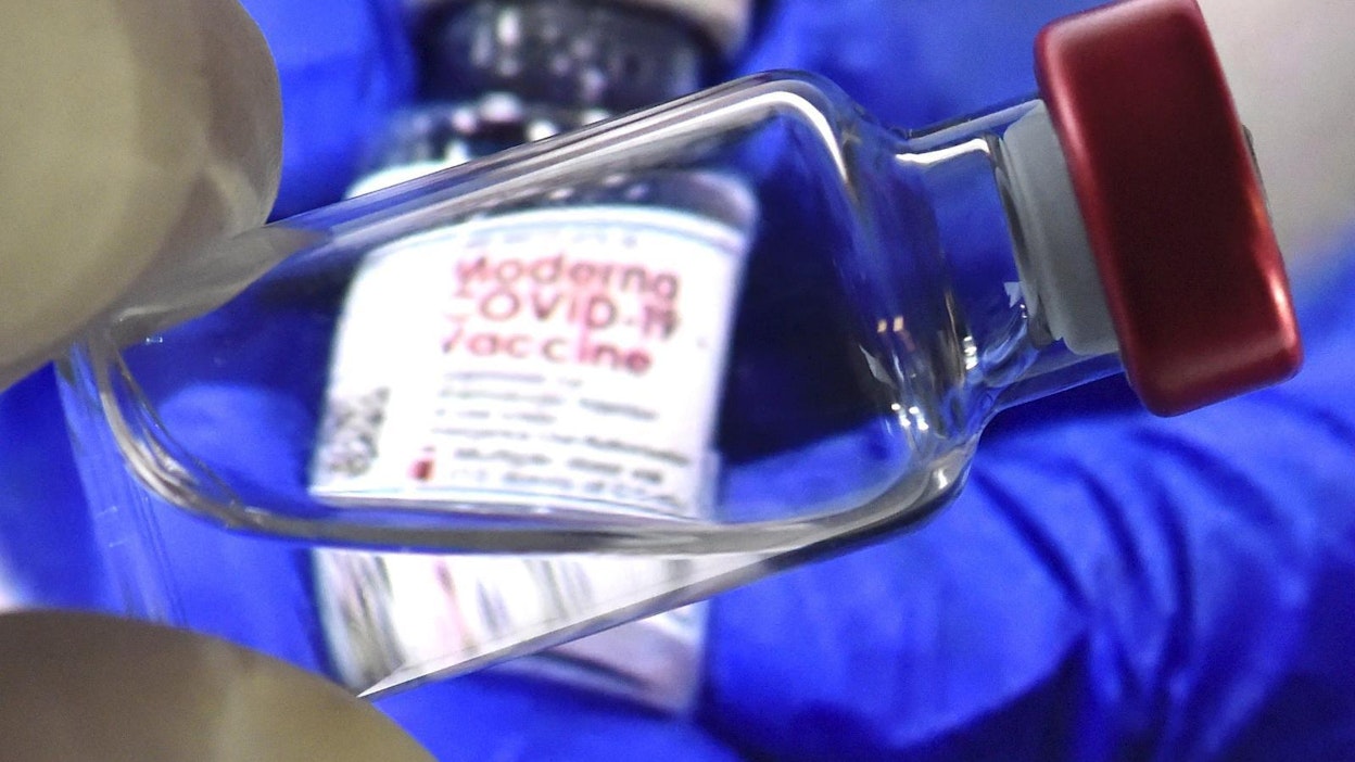 Rokottamiseen käytetään rokote-erää, joka olisi menossa vanhaksi. Lehtikuva / Jussi Nukari