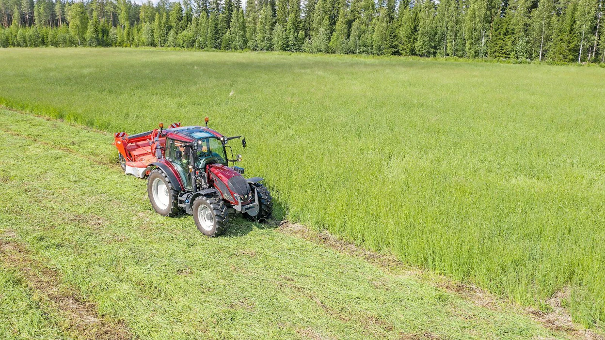 Valtra esitteli tammikuun lopulla A-sarjan viidennen sukupolven mallit. Traktori on suosittu kuormainkone, yli puolet A-sarjan traktoreista varustetaan tehtaalla etukuormaimella.