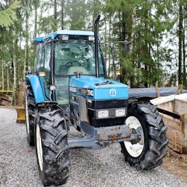 Ali-Keskikylän traktori on vuosimallin 1997 New Holland 7740 SLE.