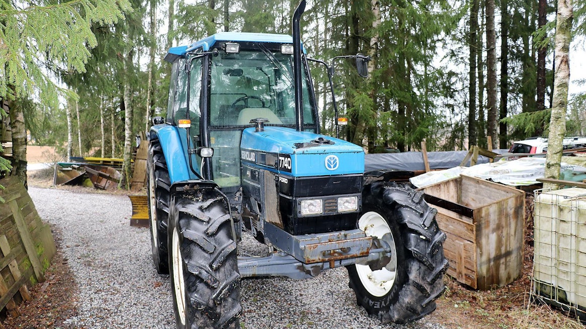 Ali-Keskikylän traktori on vuosimallin 1997 New Holland 7740 SLE.