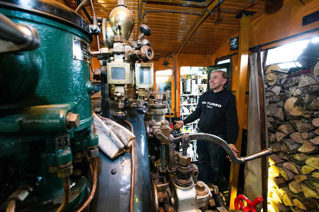 Esko Härön höyryveturi Vr 1 on palvellut vaihtoveturina Helsingin rautatieasemalla. Se on rakennettu 1927 Tampellan tehtailla. Höyryveturia kutsutaan lempinimellä Kana. Kun se ylittää raiteita ratapihalla, veturi heilahtelee eri suuntaan kuin kanaemo ruokaa nokkiessaan.